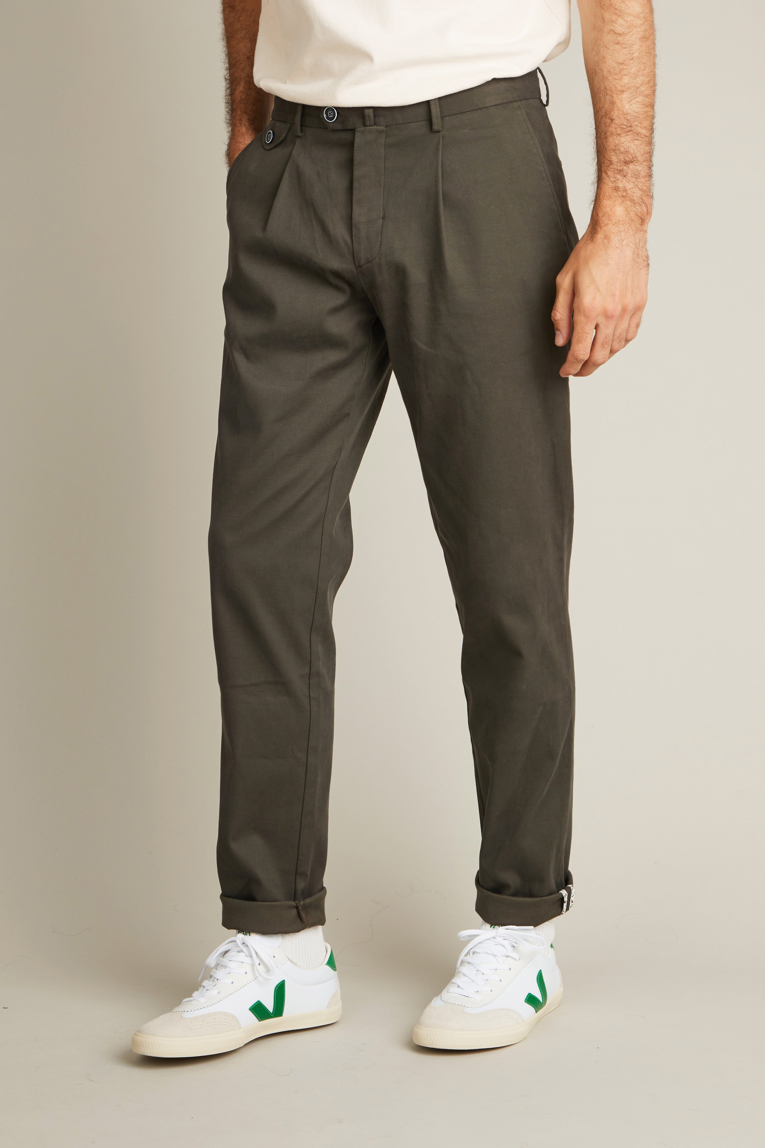 le-pantalon-chino-pinces-kaki-coupe-carotte-coton image 5