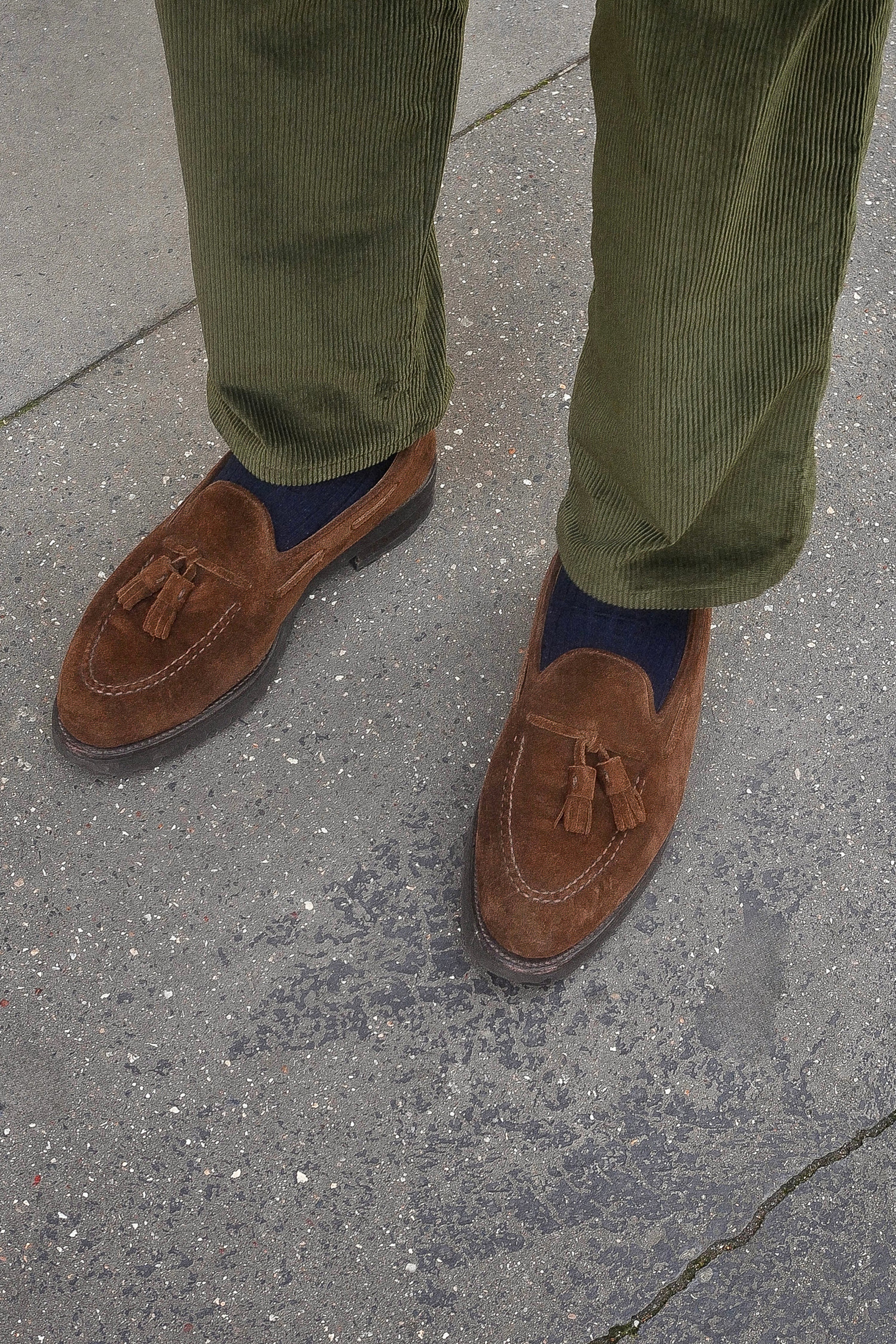 le-pantalon-chino-pinces-velours-kaki-homme image 4