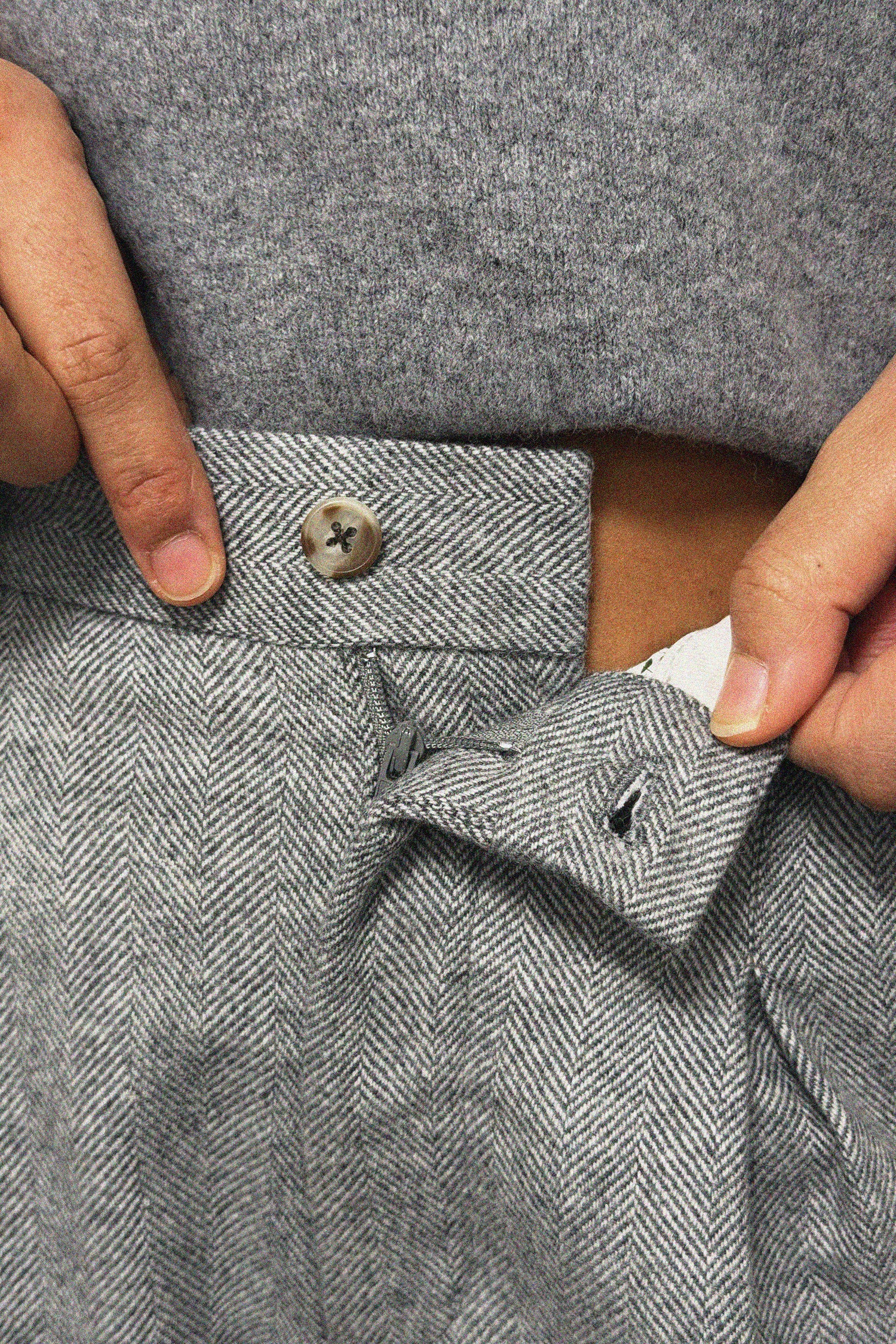 le-pantalon-pantalon-pinces-flanelle-chevron-gris-laine image 7