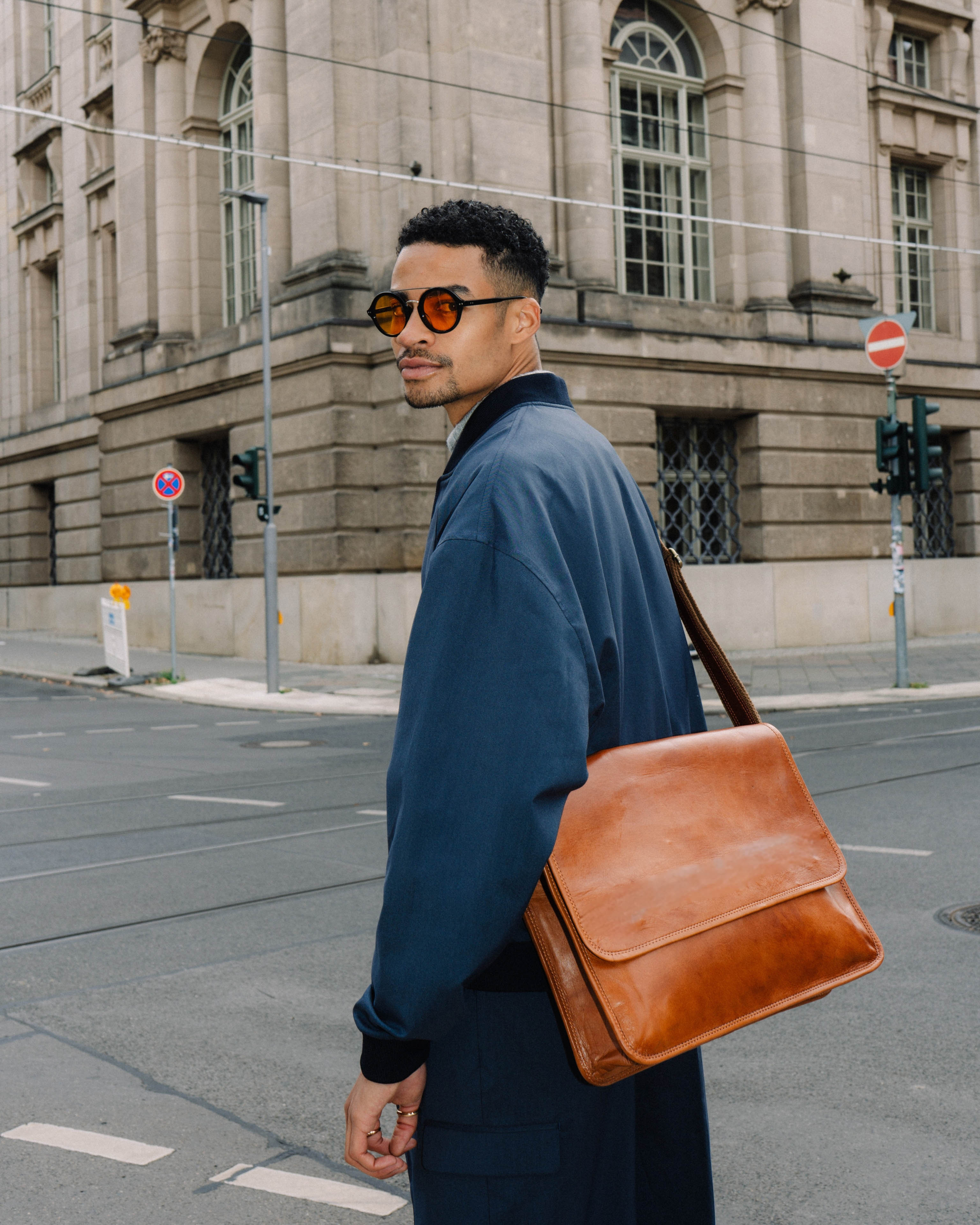berliner-bags-ghent-sac-messenger-marron-vintage-cuir image 2