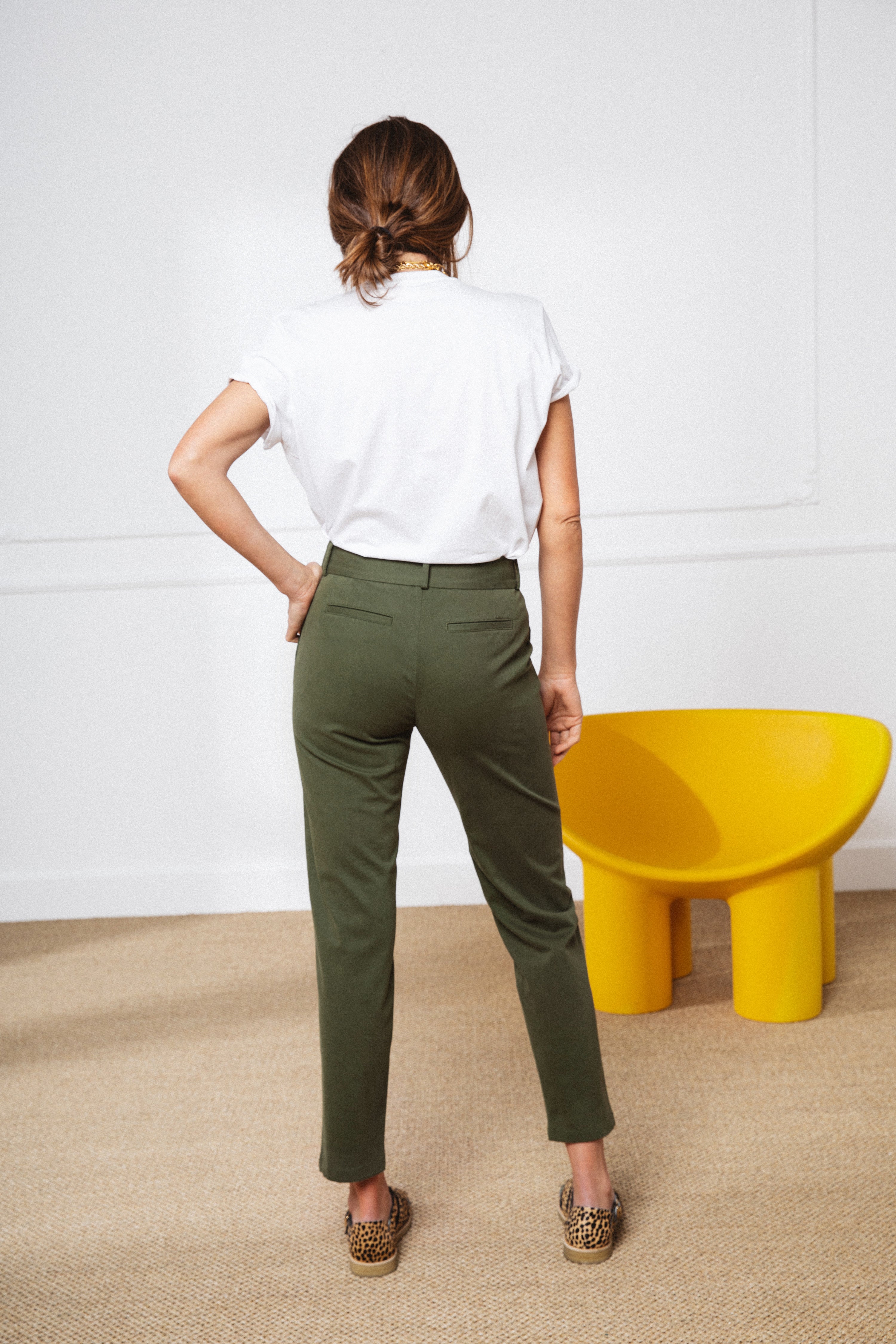 le-pantalon-chino-kaki-femme-carotte-coton-bio image 4