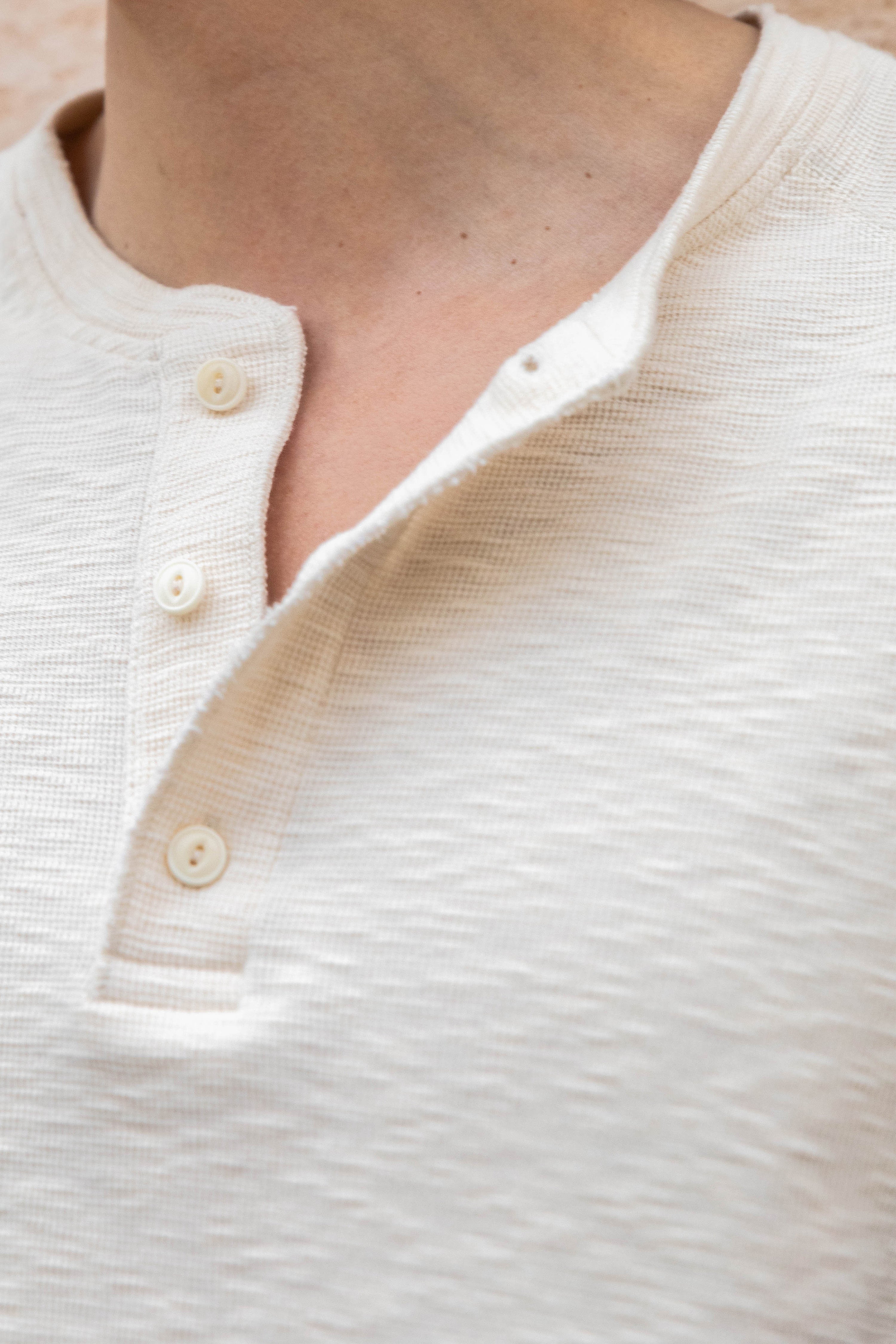 le-pantalon-henley-cru-tee-shirt-coton-3-boutons image 6