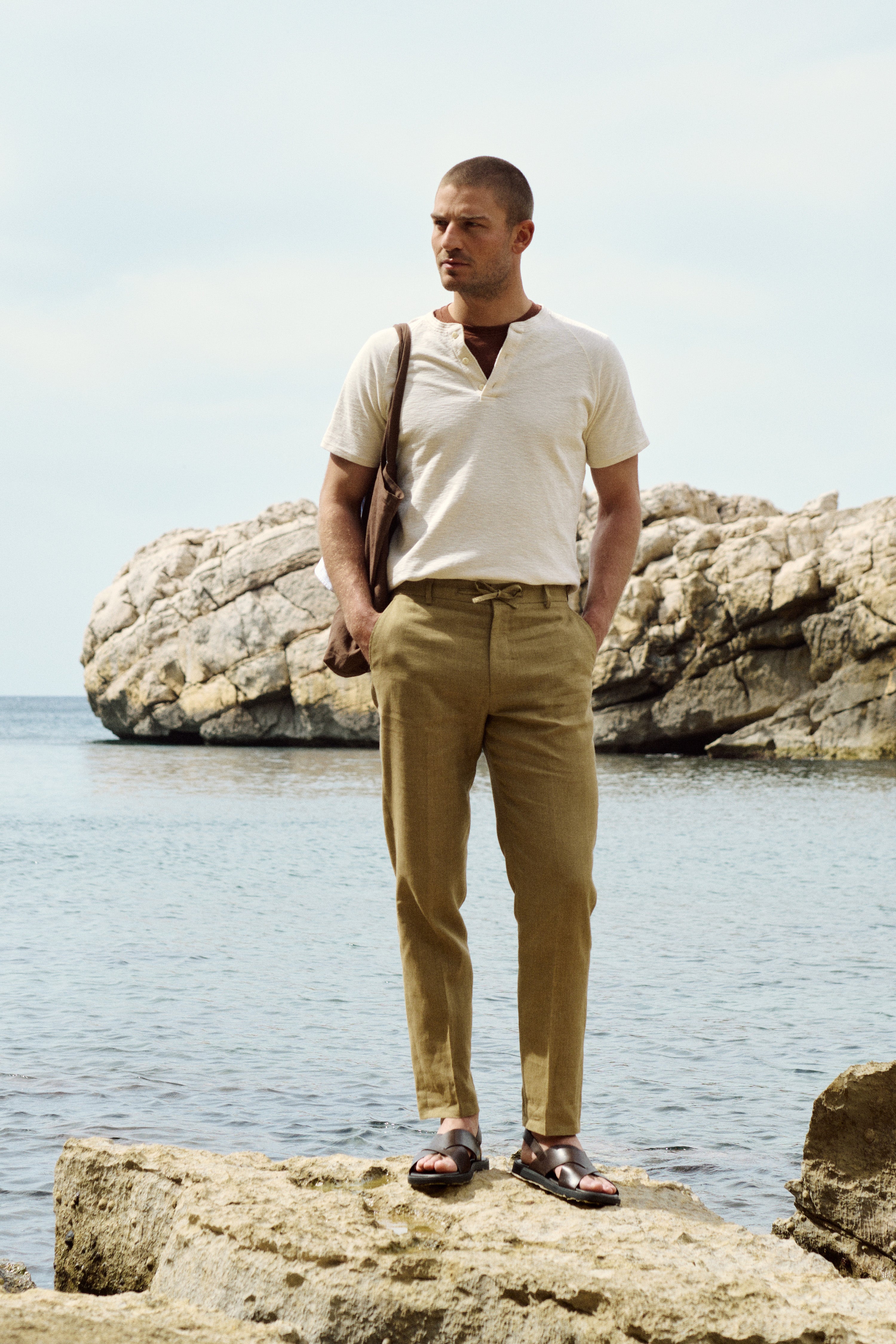 le-pantalon-lin-beige-fonc-chino-homme-coupe-carotte image 2