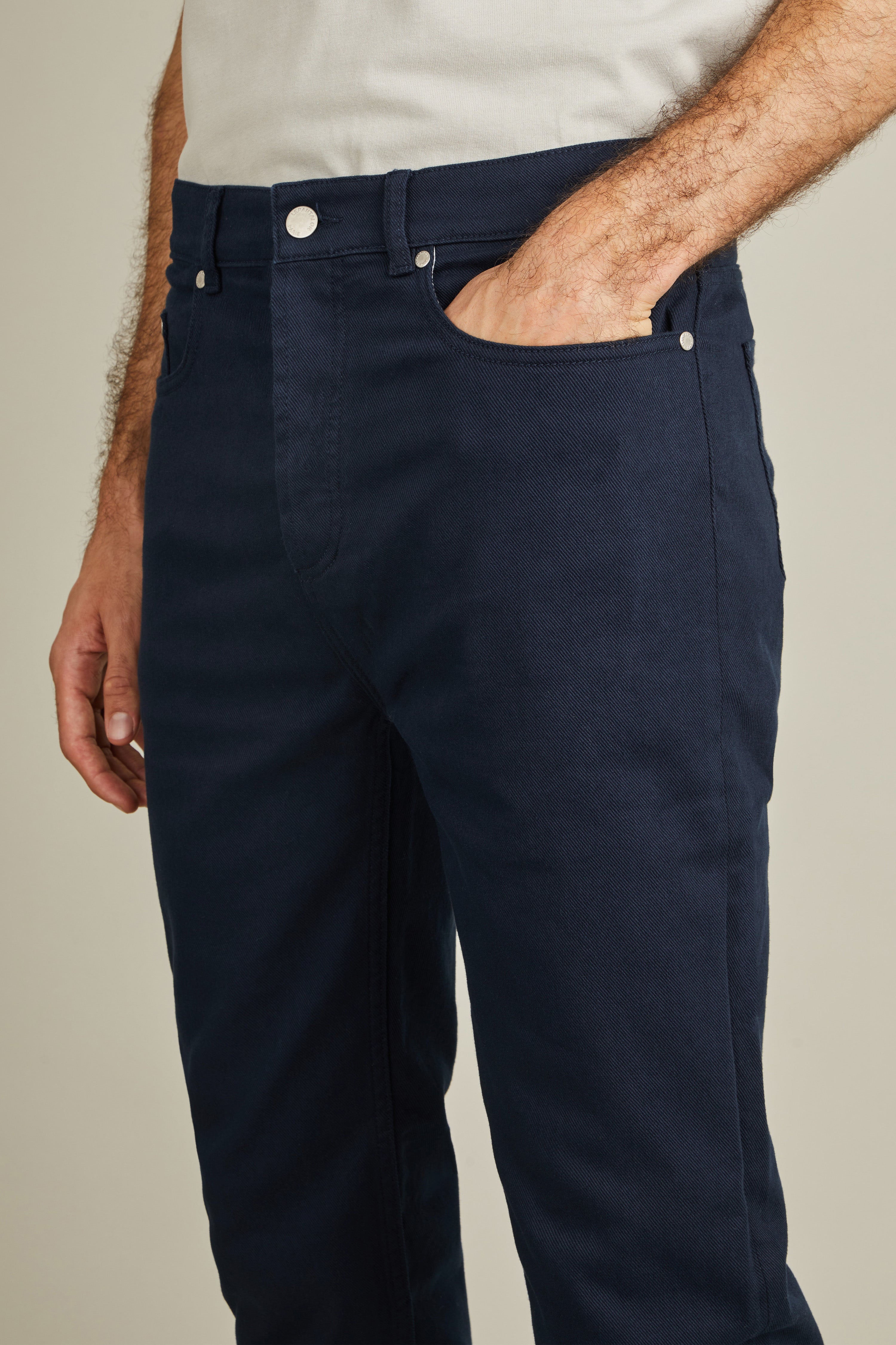 le-pantalon-jean-color-bleu-marine-homme-coton-bio image 2