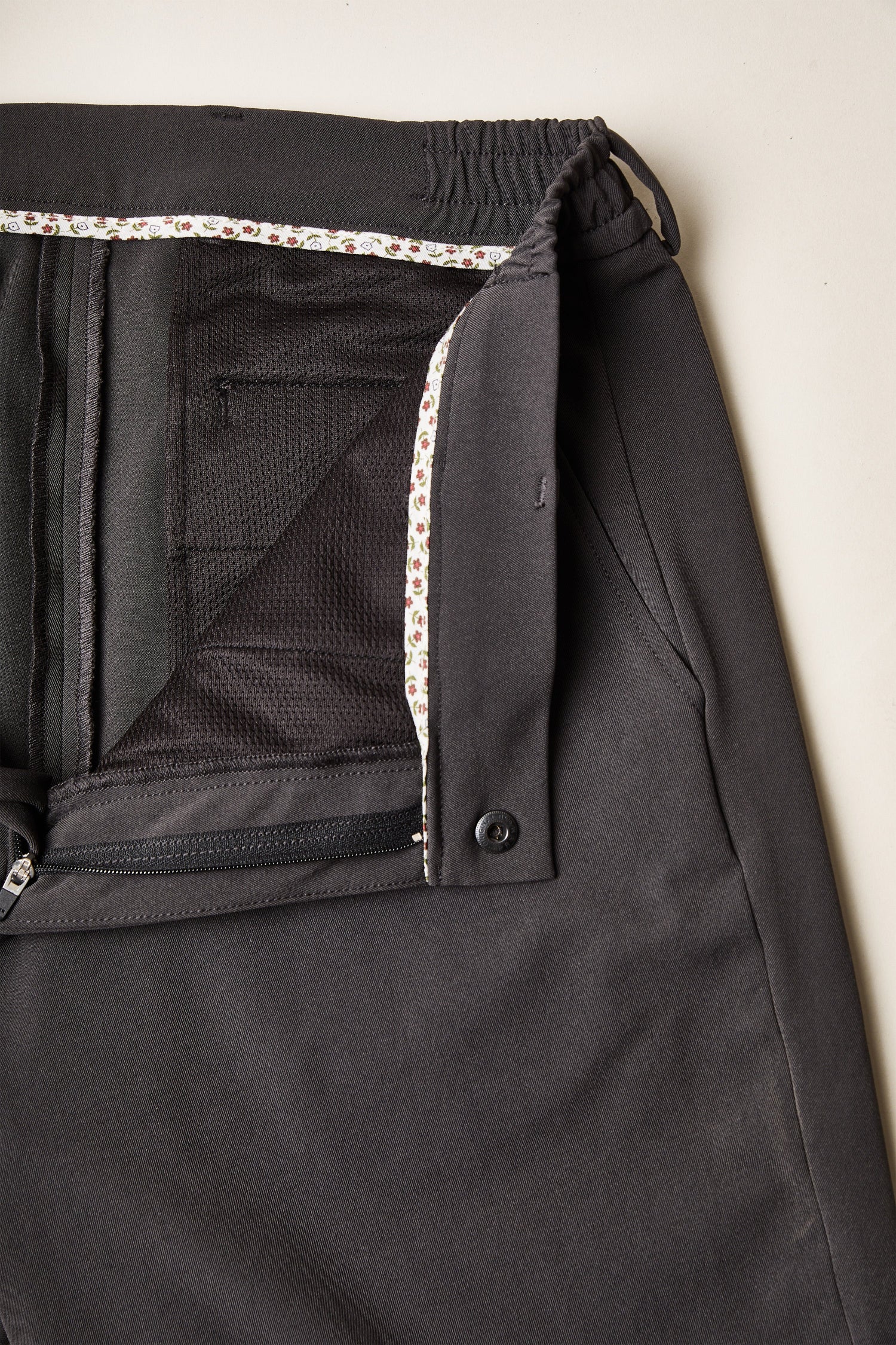 le-pantalon-chino-technique-pantalon-gris-anthracite image 8