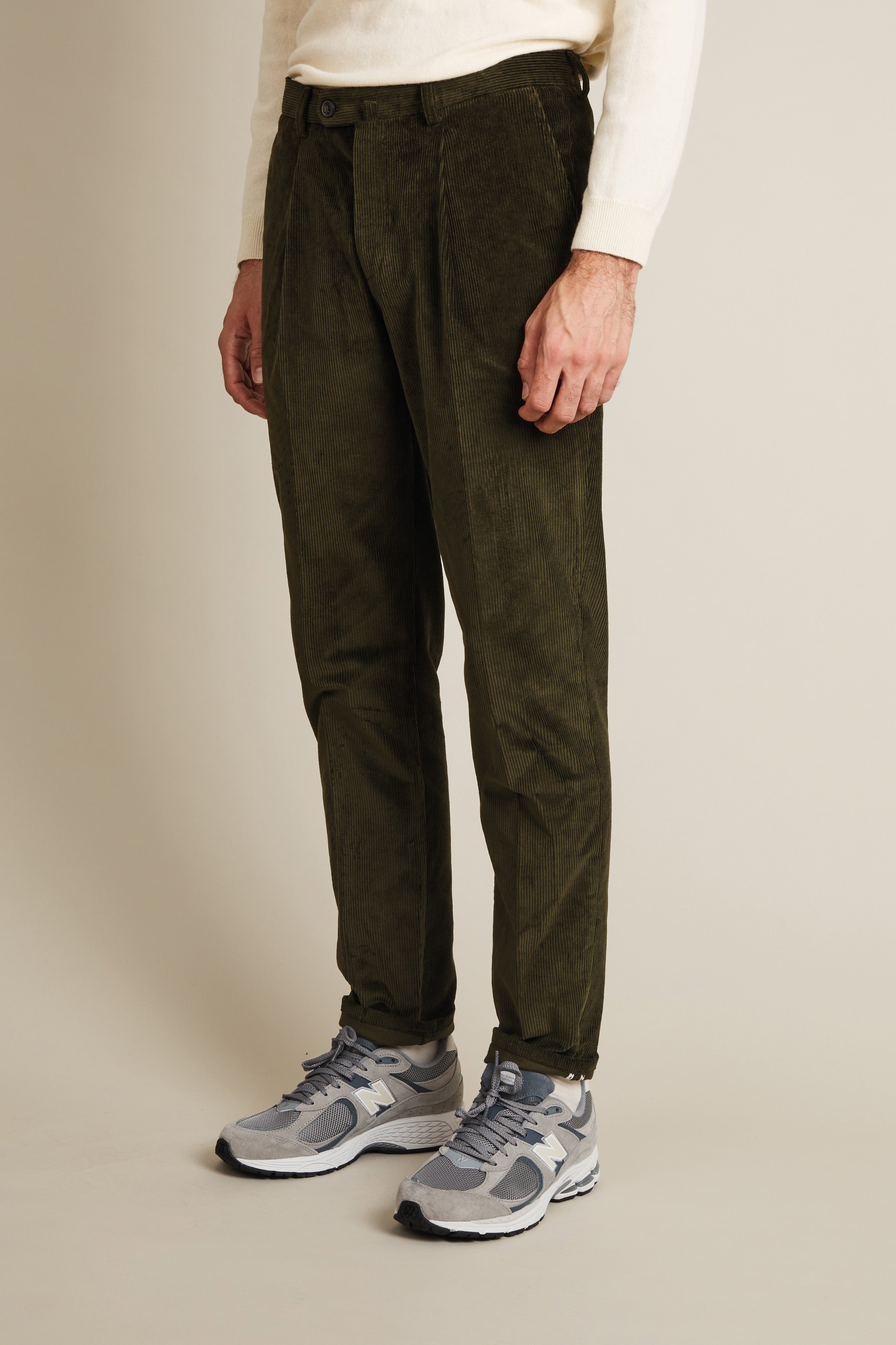 le-pantalon-chino-pinces-velours-kaki-homme image 5