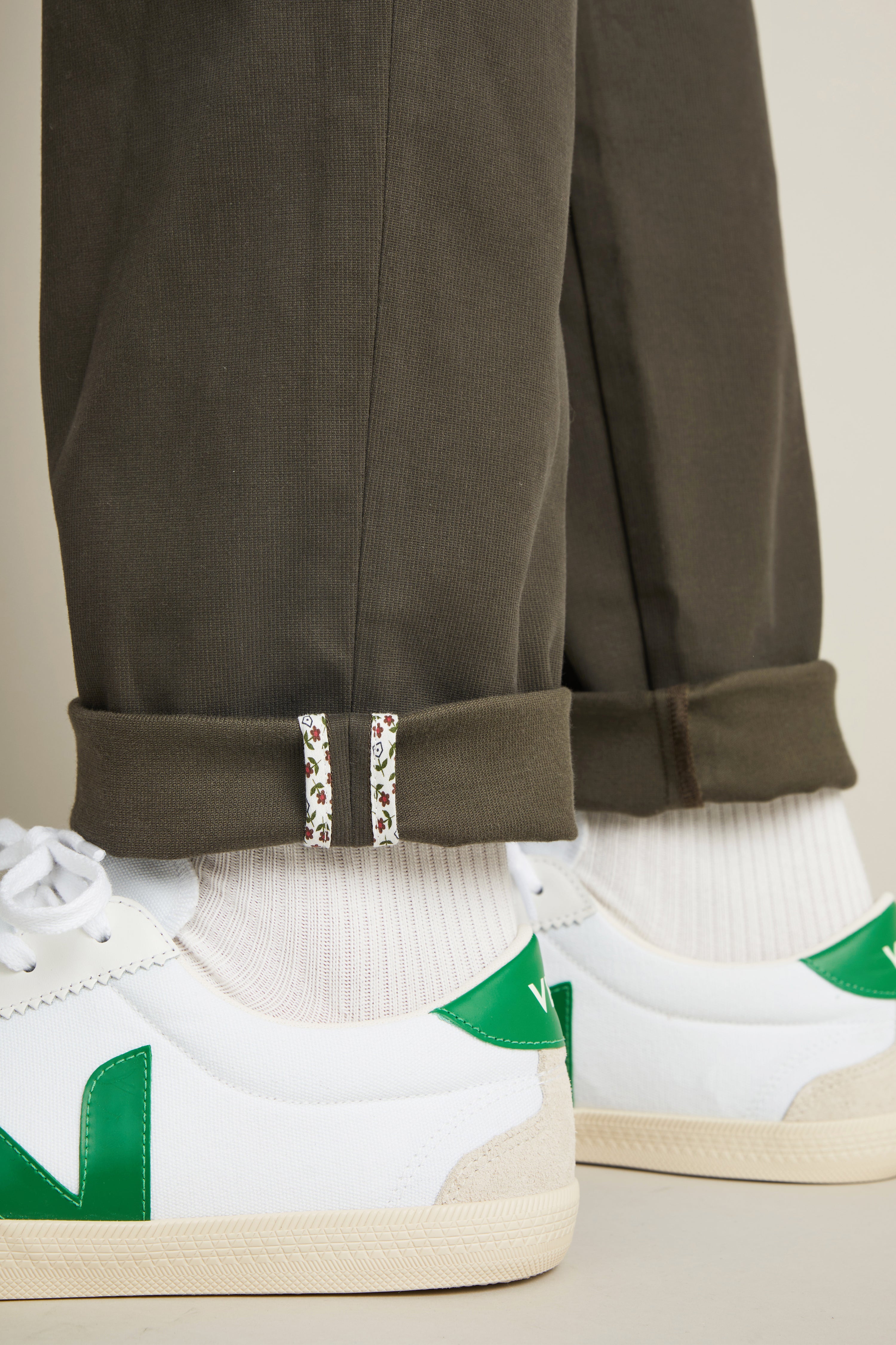 le-pantalon-chino-pinces-kaki-coupe-carotte-coton image 6