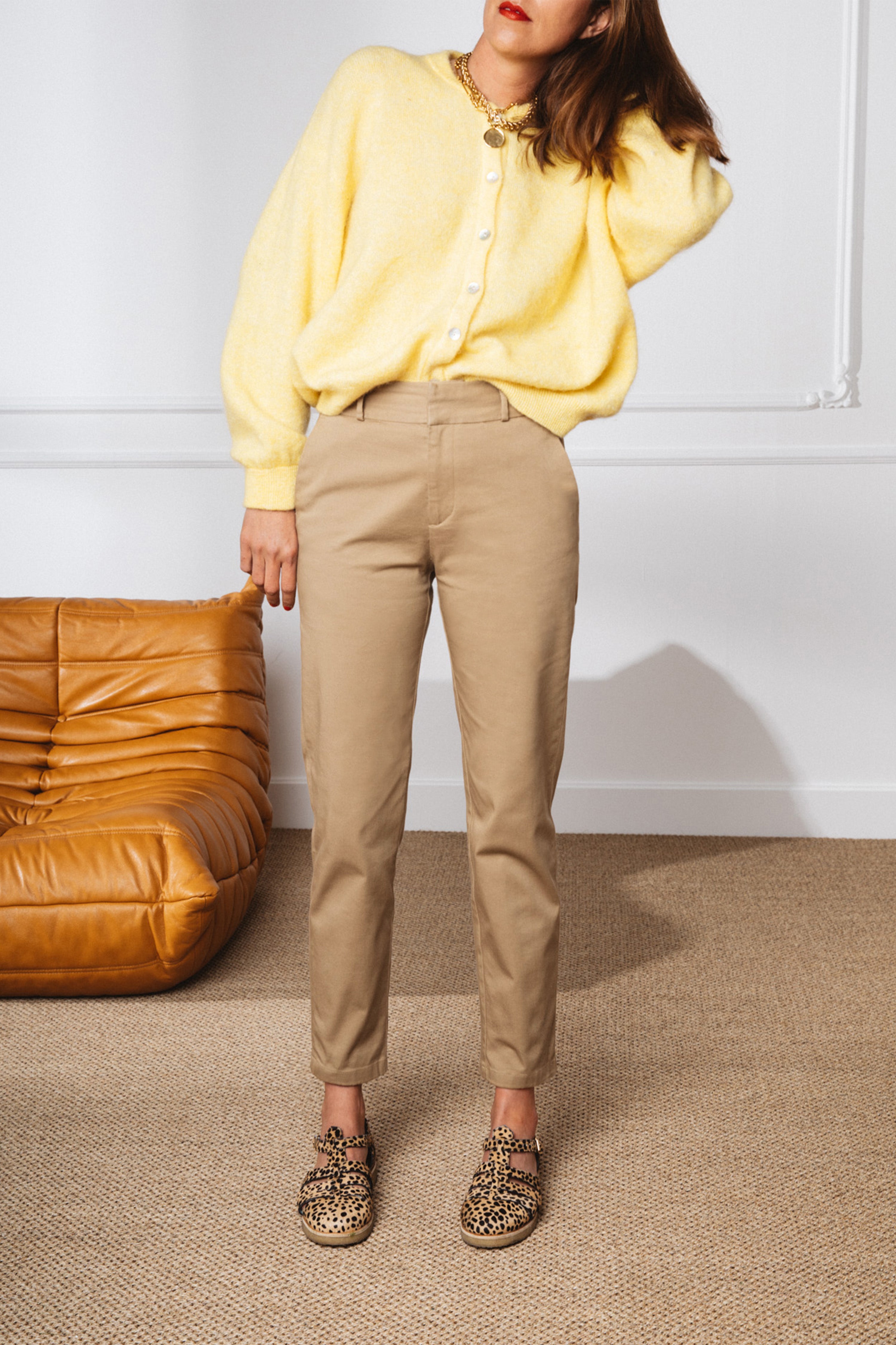 le-pantalon-chino-beige-femme-chino-carotte-coton-bio image 4