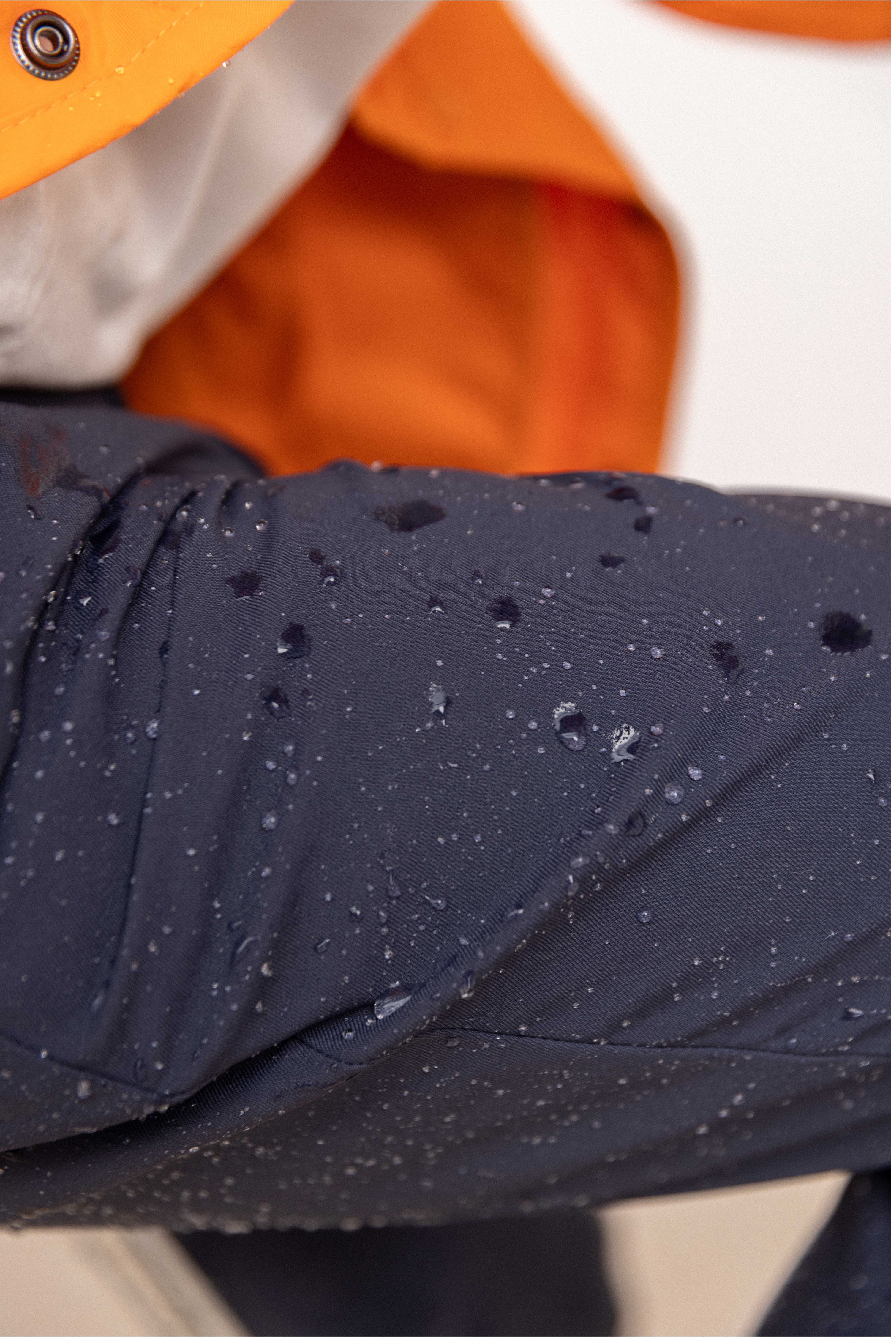 le-pantalon-chino-technique-bleu-marine-pantalon-d-perlant-v-lo image 8