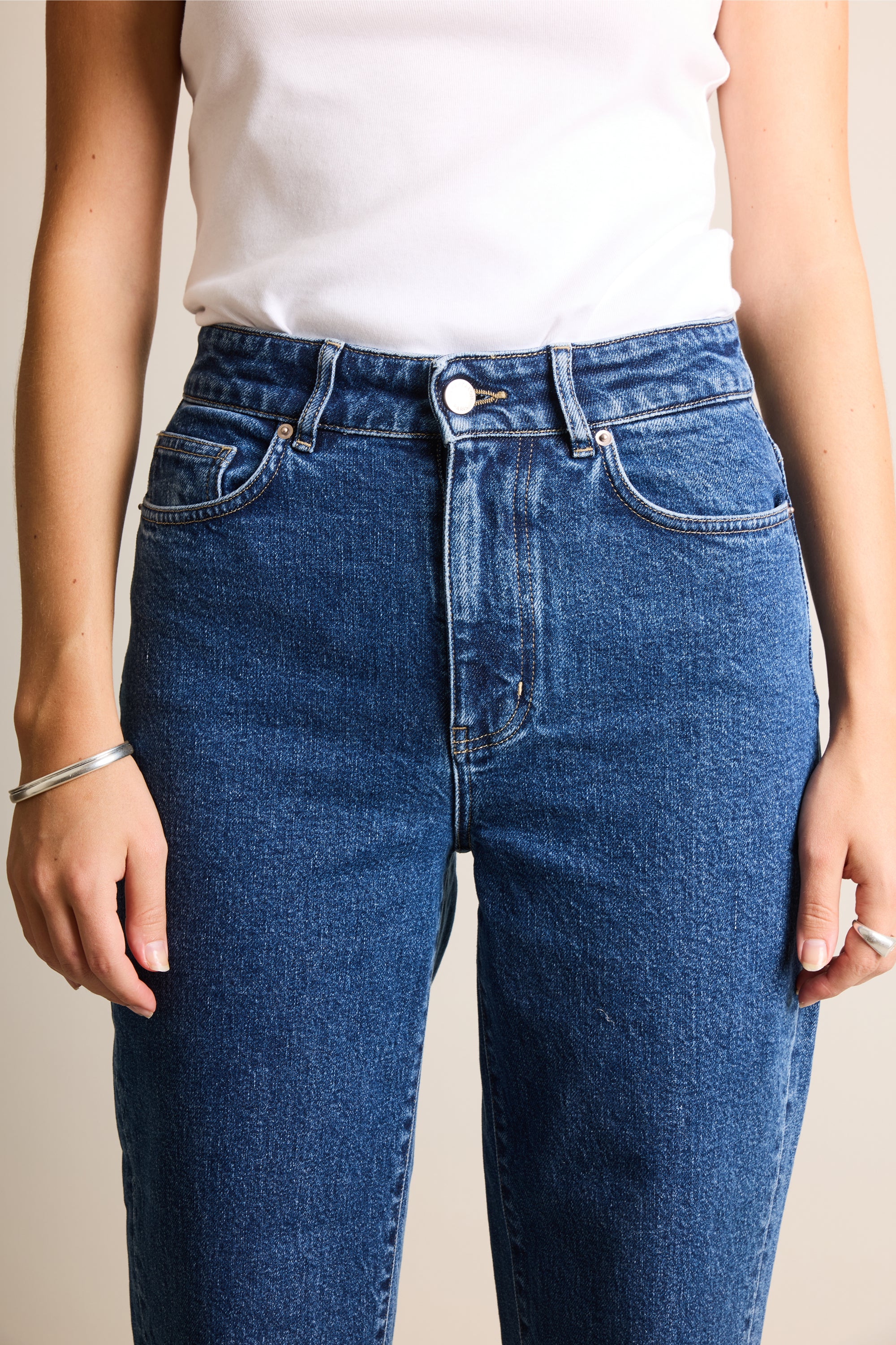 le-pantalon-mom-bleu-stone-jean-stone-taille-haute image 6