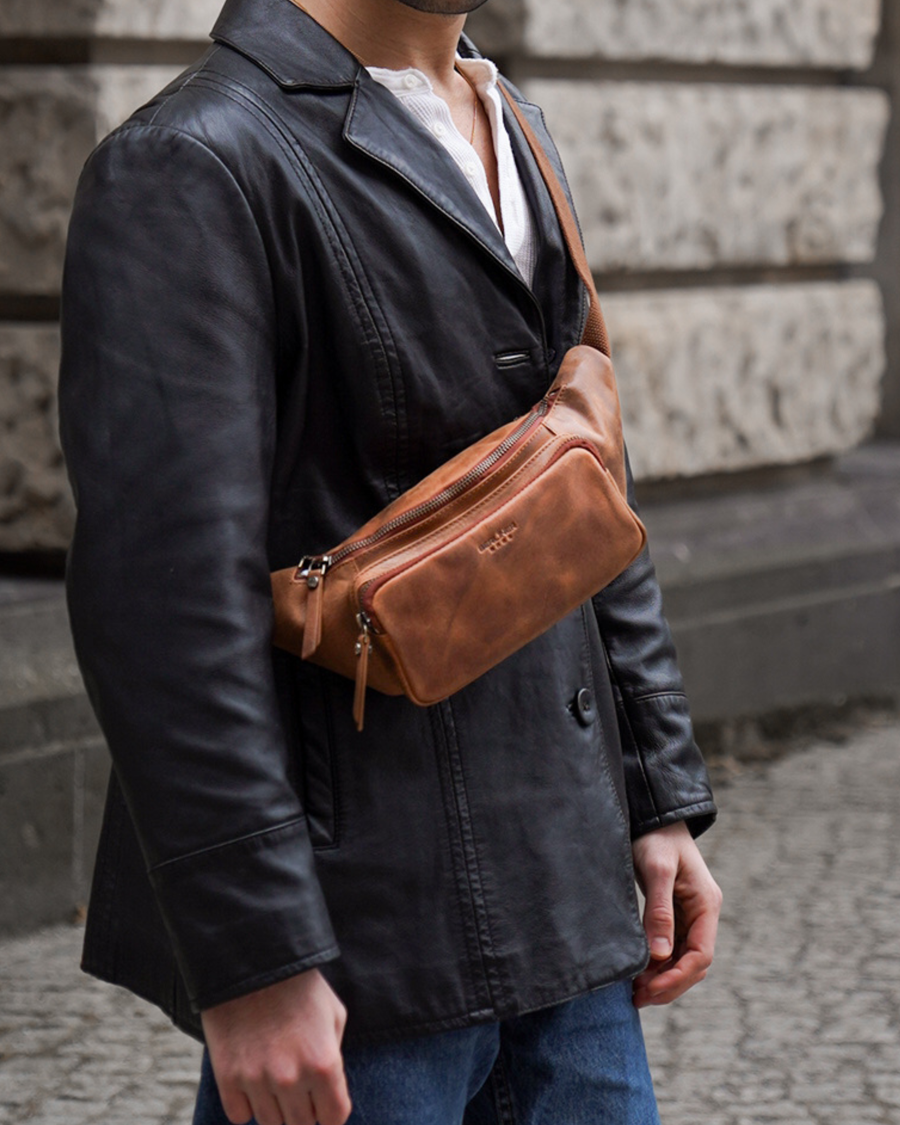 berliner-bags-sam-sac-banane-cuir-camel-vintage image 2