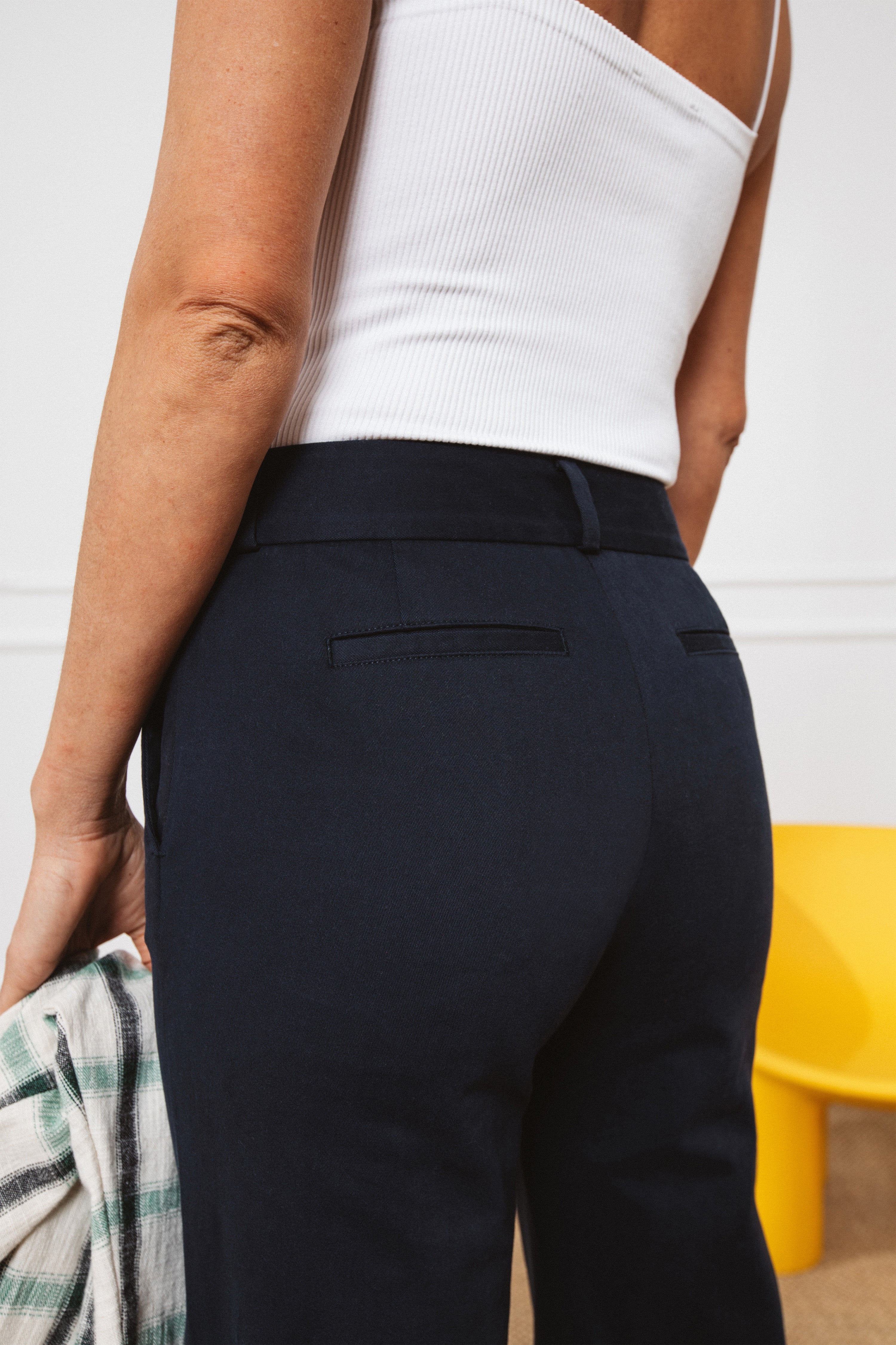 le-pantalon-chino-bleu-marine-femme-taille-haute-coton image 2