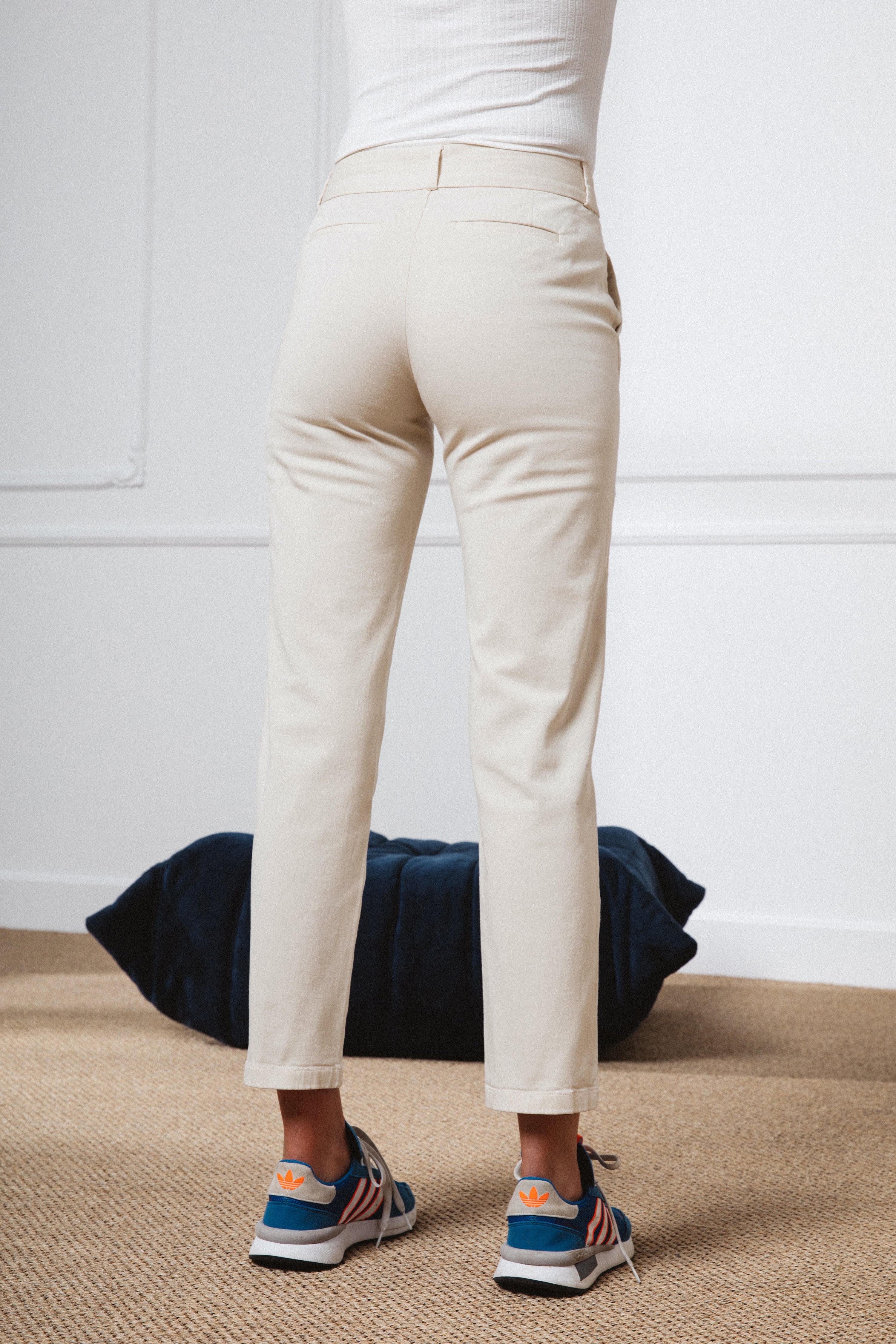 le-pantalon-chino-cru-pantalon-femme-coton-bio-carotte image 4