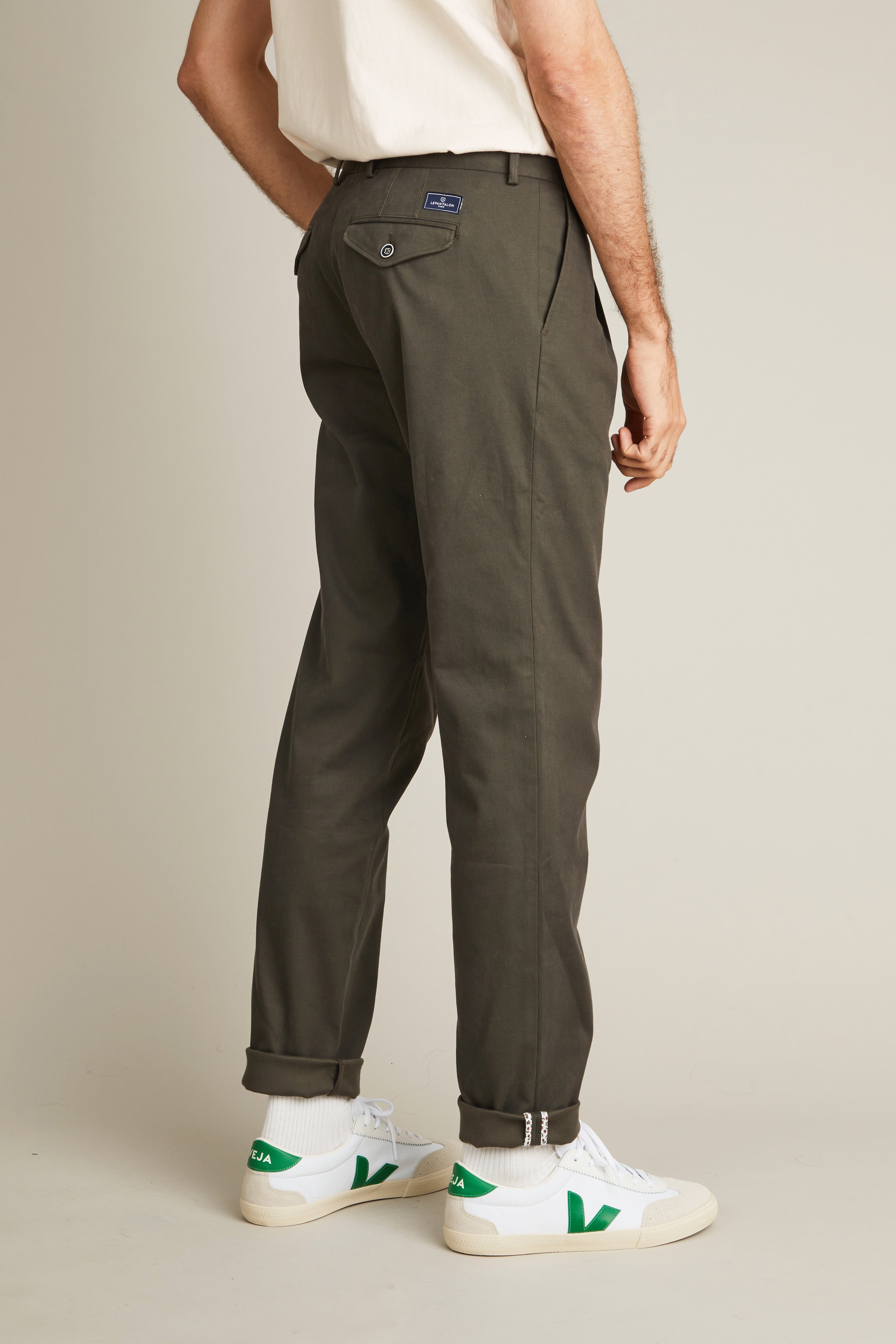le-pantalon-chino-pinces-kaki-coupe-carotte-coton image 4