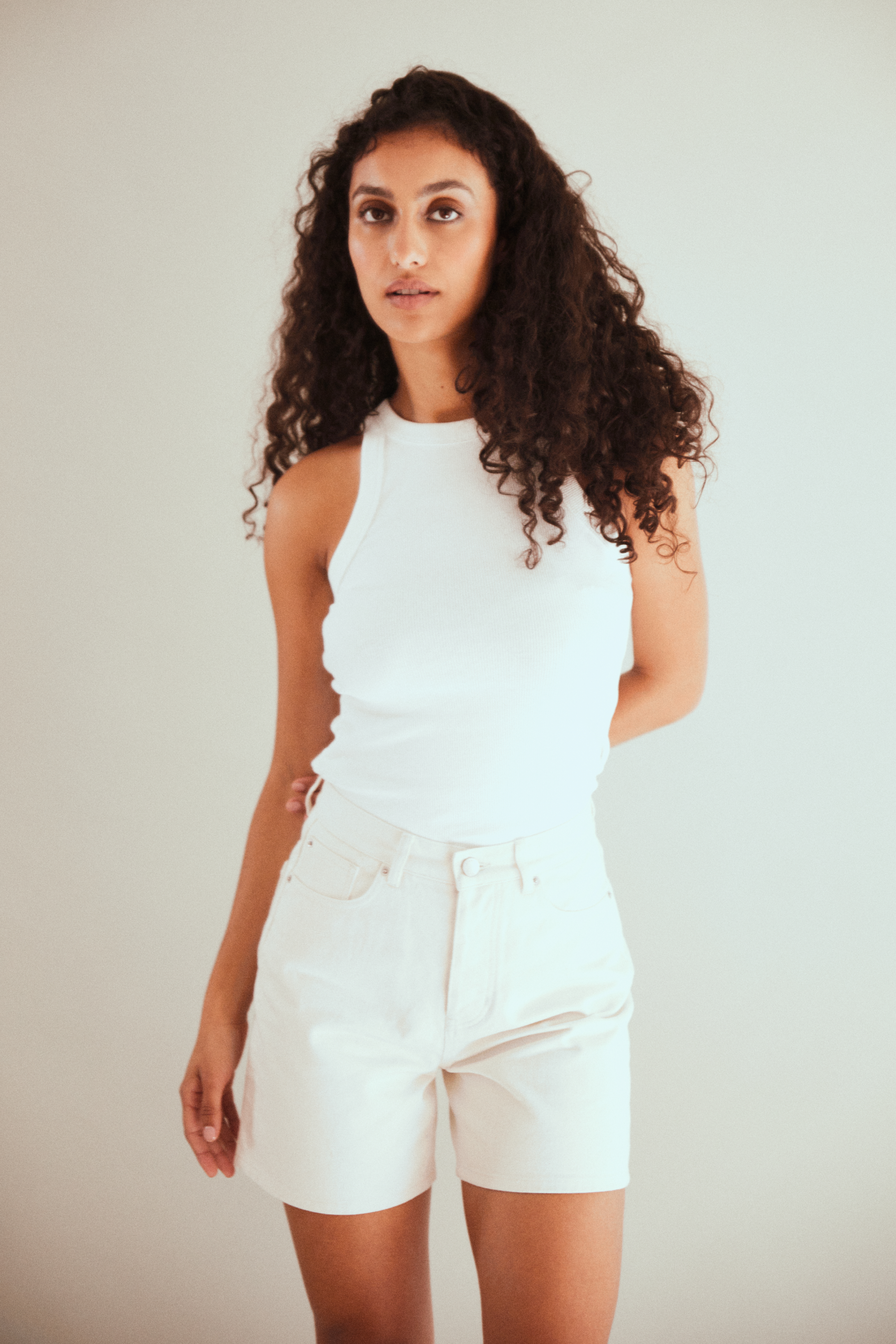 le-pantalon-shorts-short-en-jean-cru-femme-coton-bio image 2