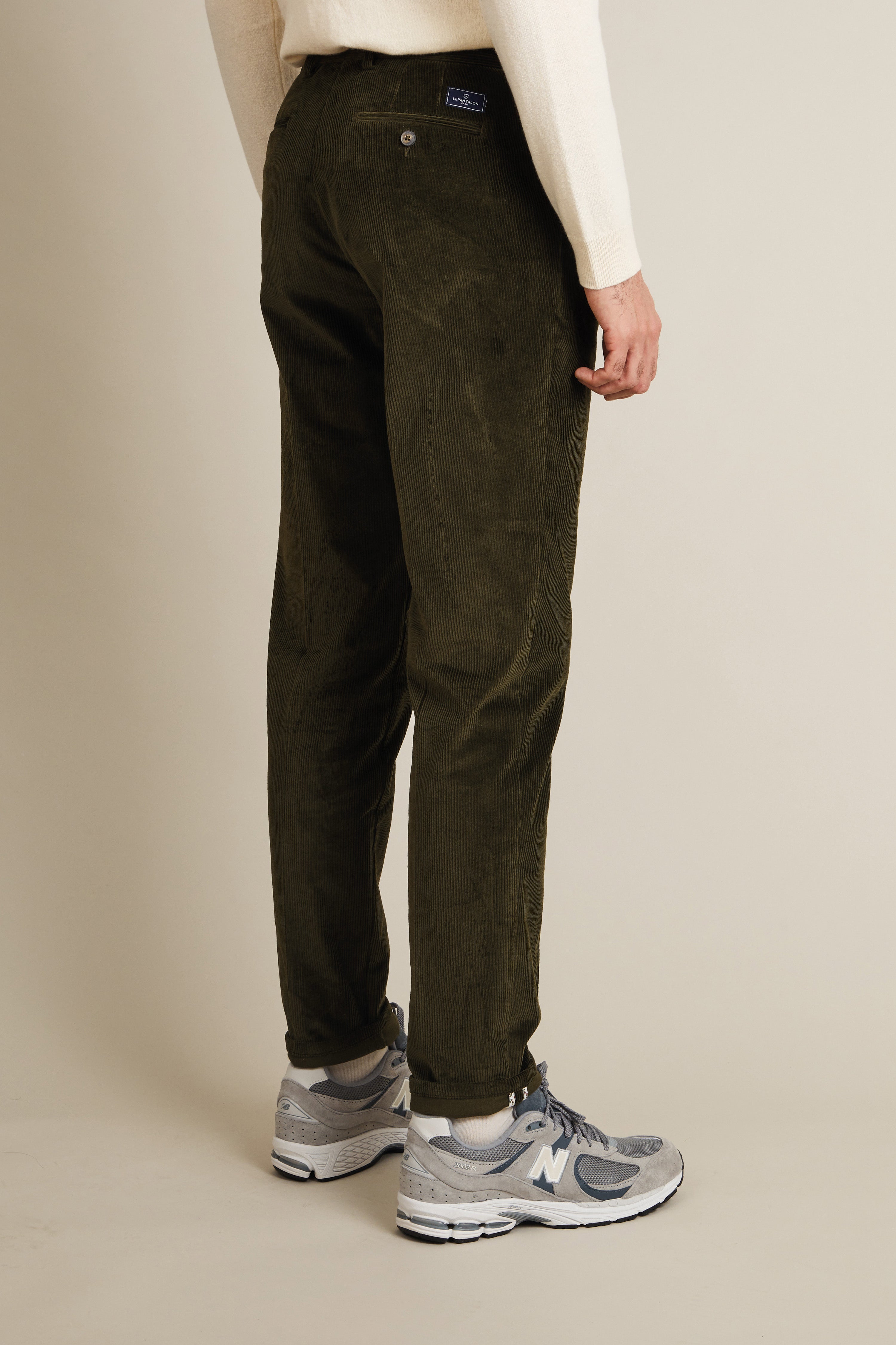 le-pantalon-chino-pinces-velours-kaki-homme image 6