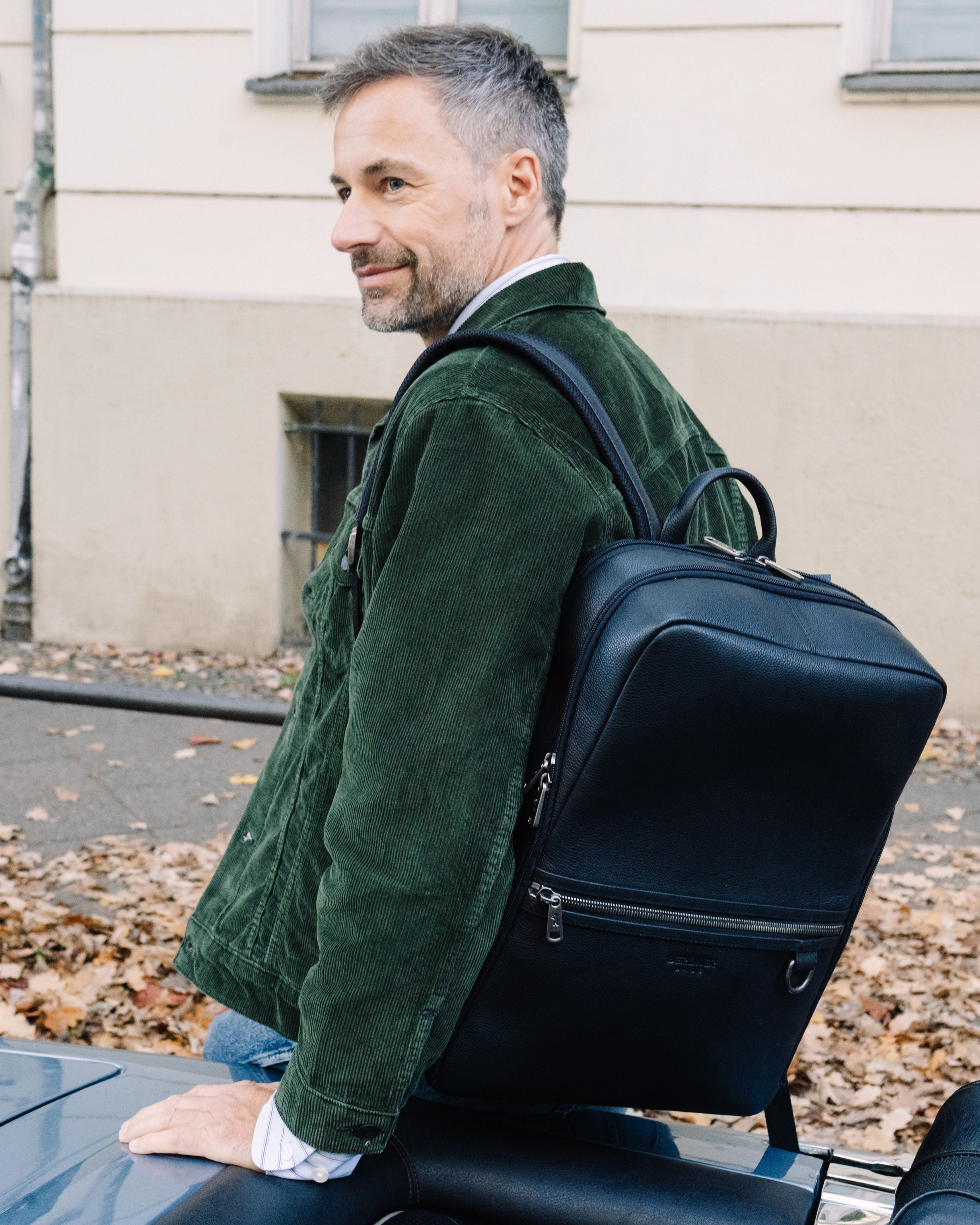 berliner-bags-helsinki-sac-dos-cuir-noir-minimaliste image 2