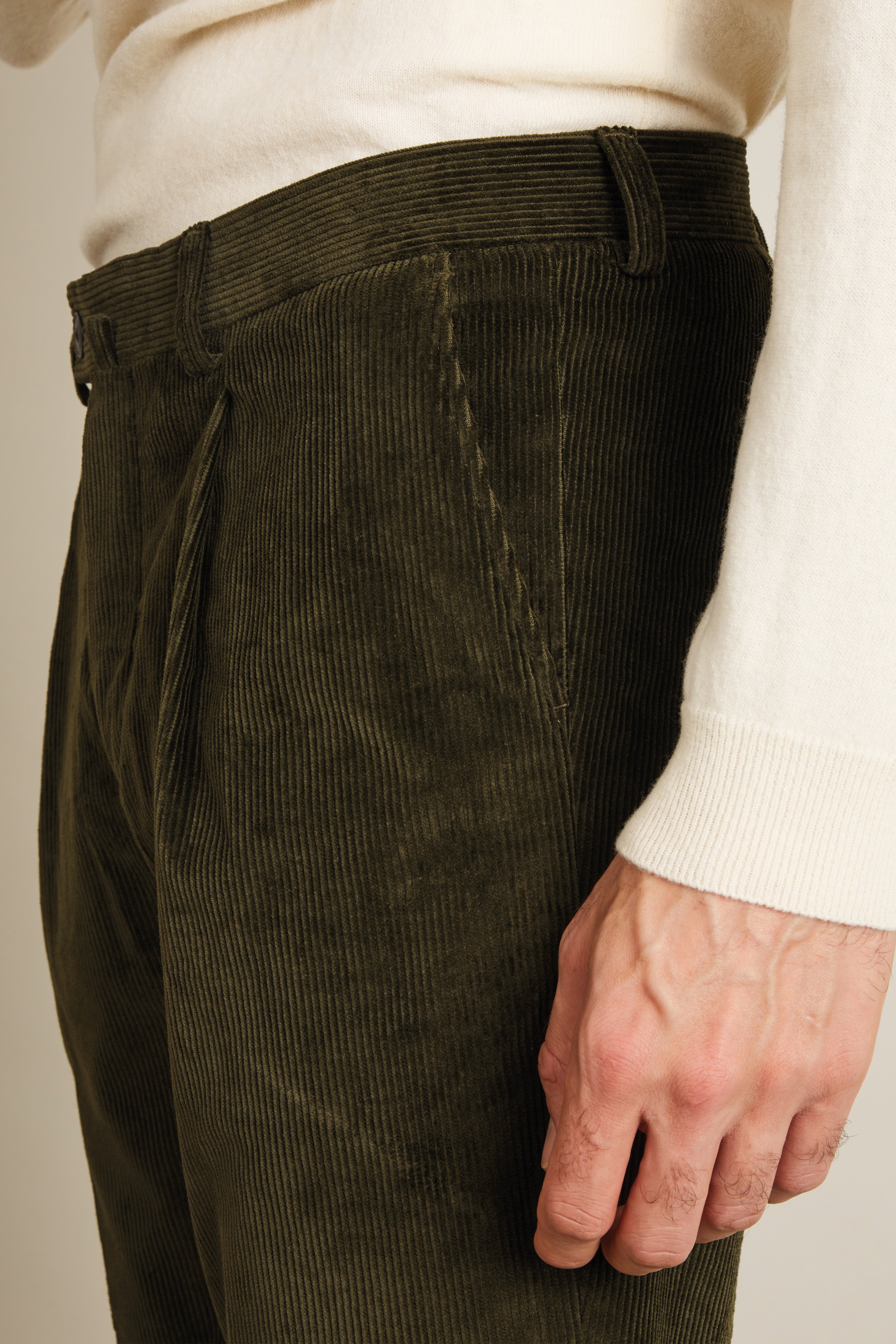 le-pantalon-chino-pinces-velours-kaki-homme image 2