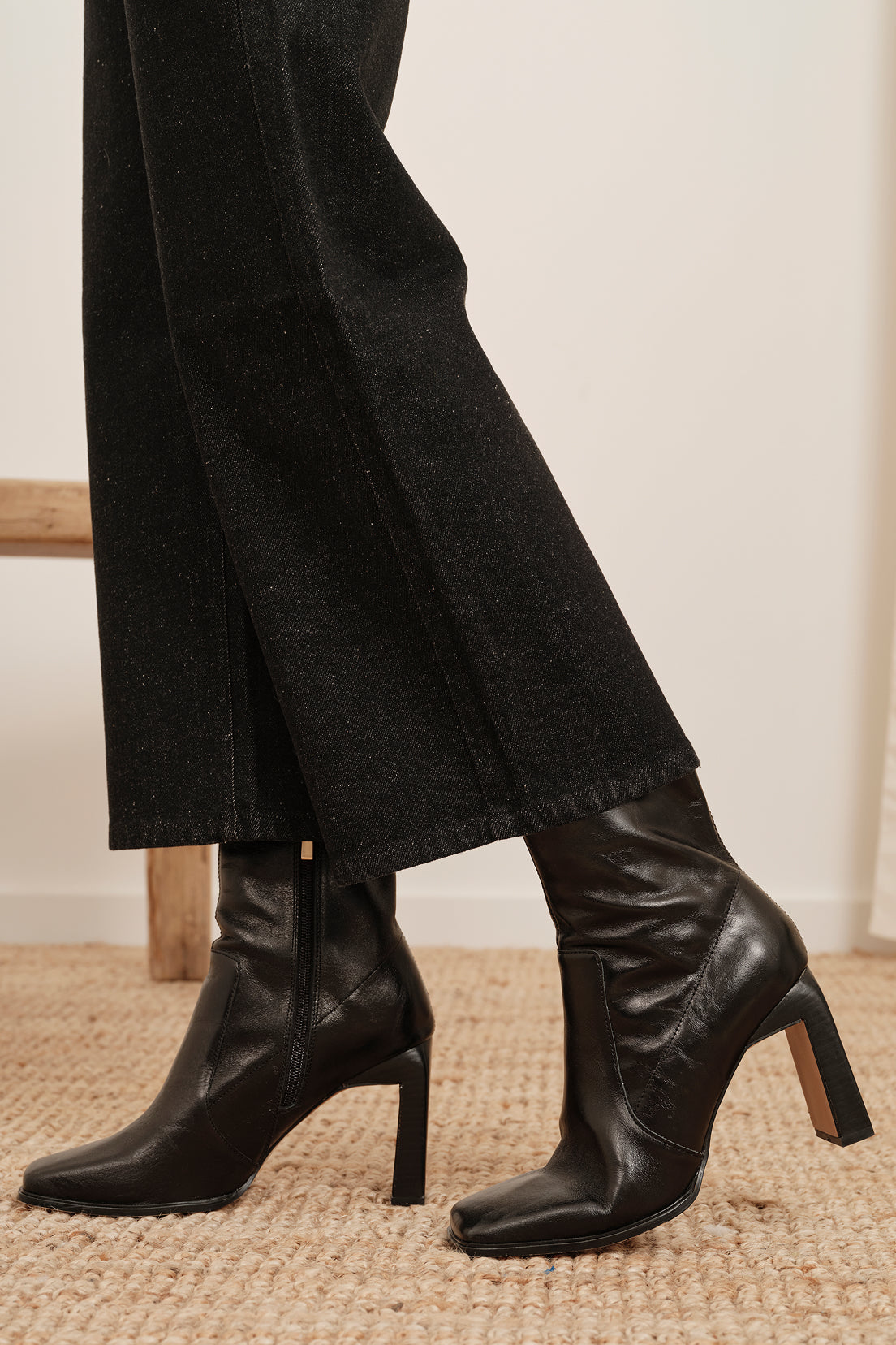 le-pantalon-flare-vintage-jean-femme-noir-7-8-coton image 6