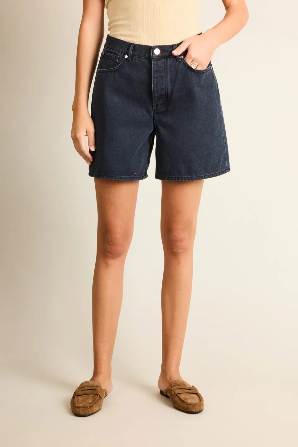 le-pantalon-short-jean-noir-short-bermuda-femme-coton-bio image 1