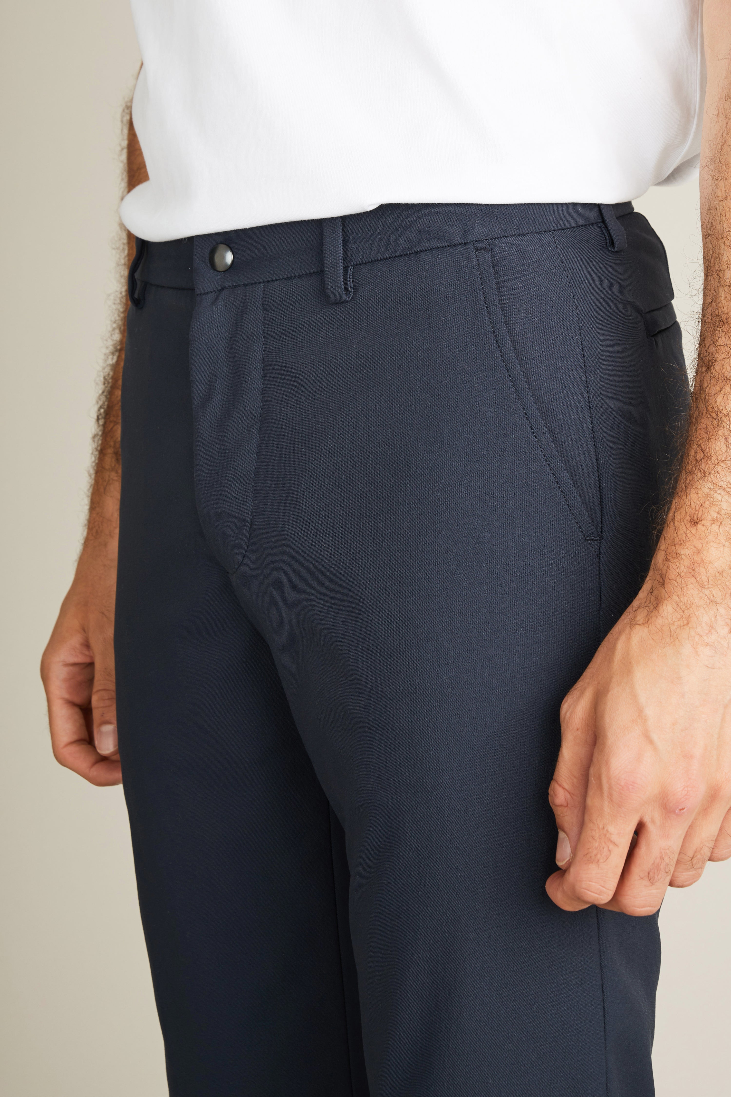 le-pantalon-chino-technique-bleu-marine-pantalon-d-perlant-v-lo image 3
