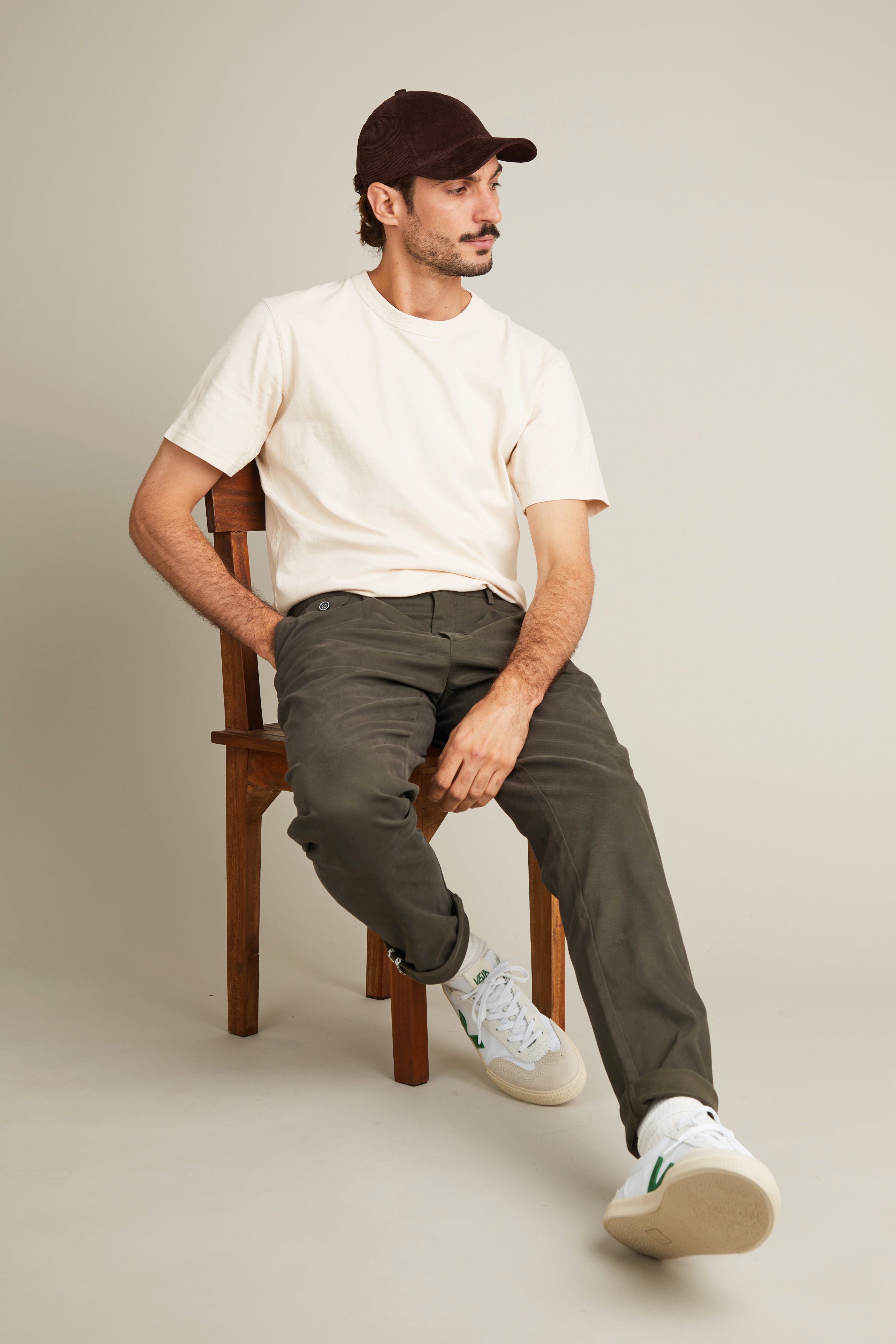 le-pantalon-chino-pinces-kaki-coupe-carotte-coton image 7