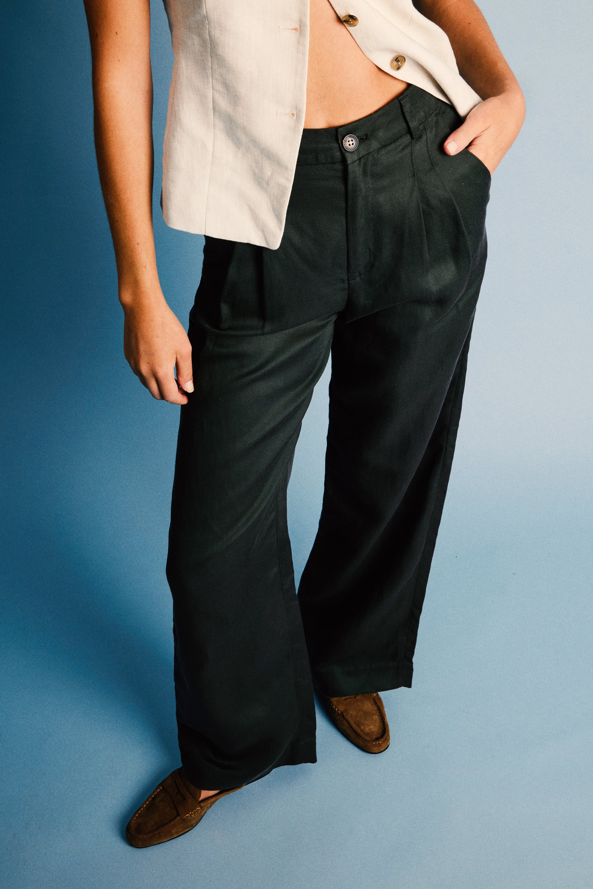 le-pantalon-pantalon-pinces-l-ger-vert-femme-lin image 3