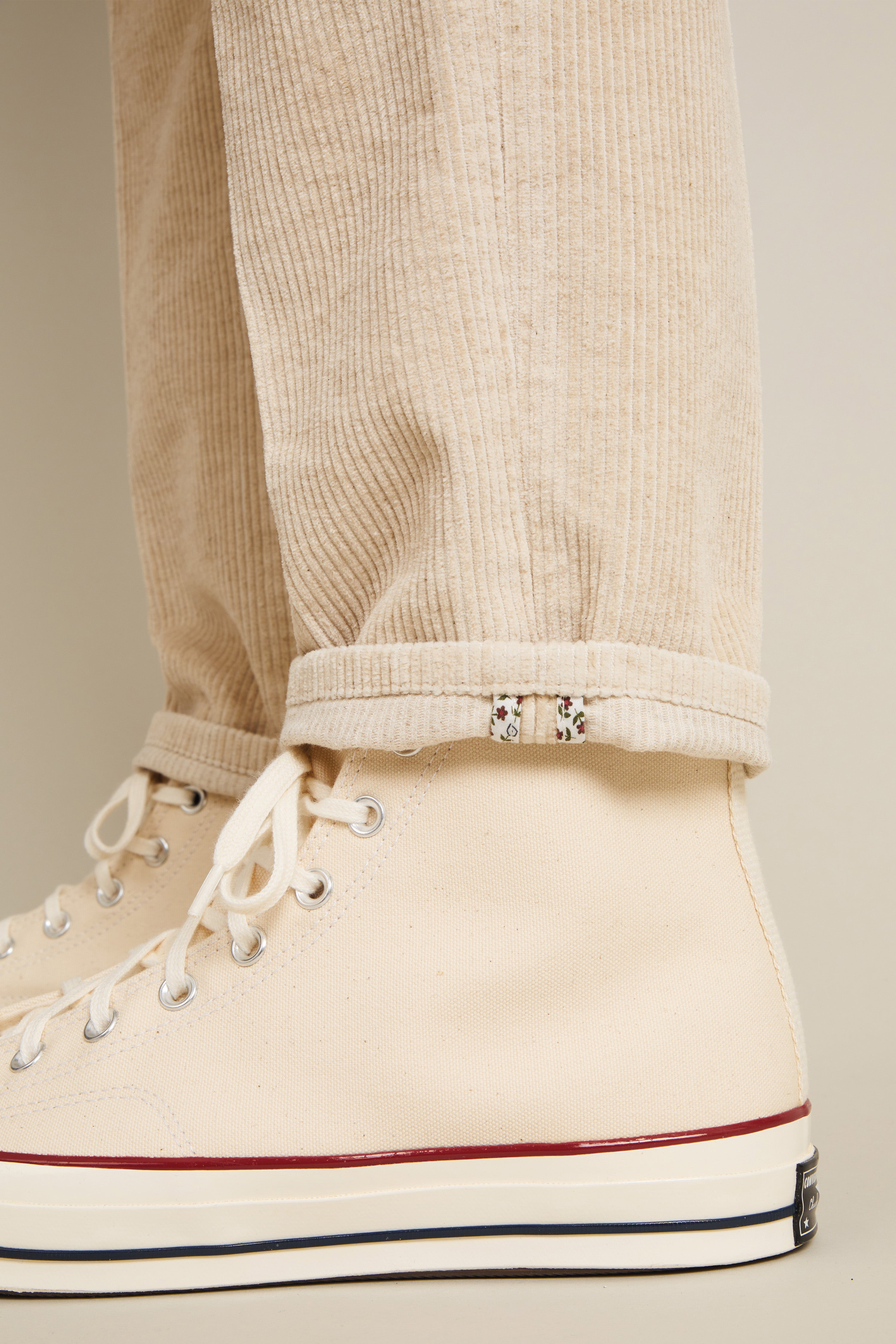 le-pantalon-chino-pinces-velours-cru-pantalon-carotte image 8