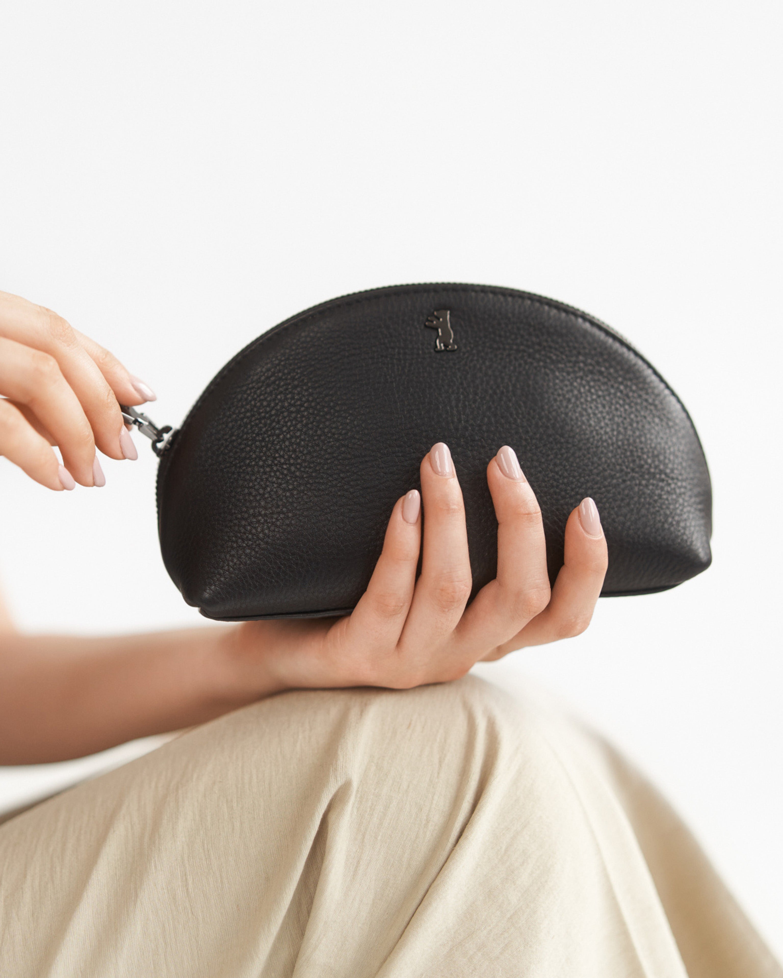 berliner-bags-zoe-trousse-toilette-cuir-noire-waterproof image 2